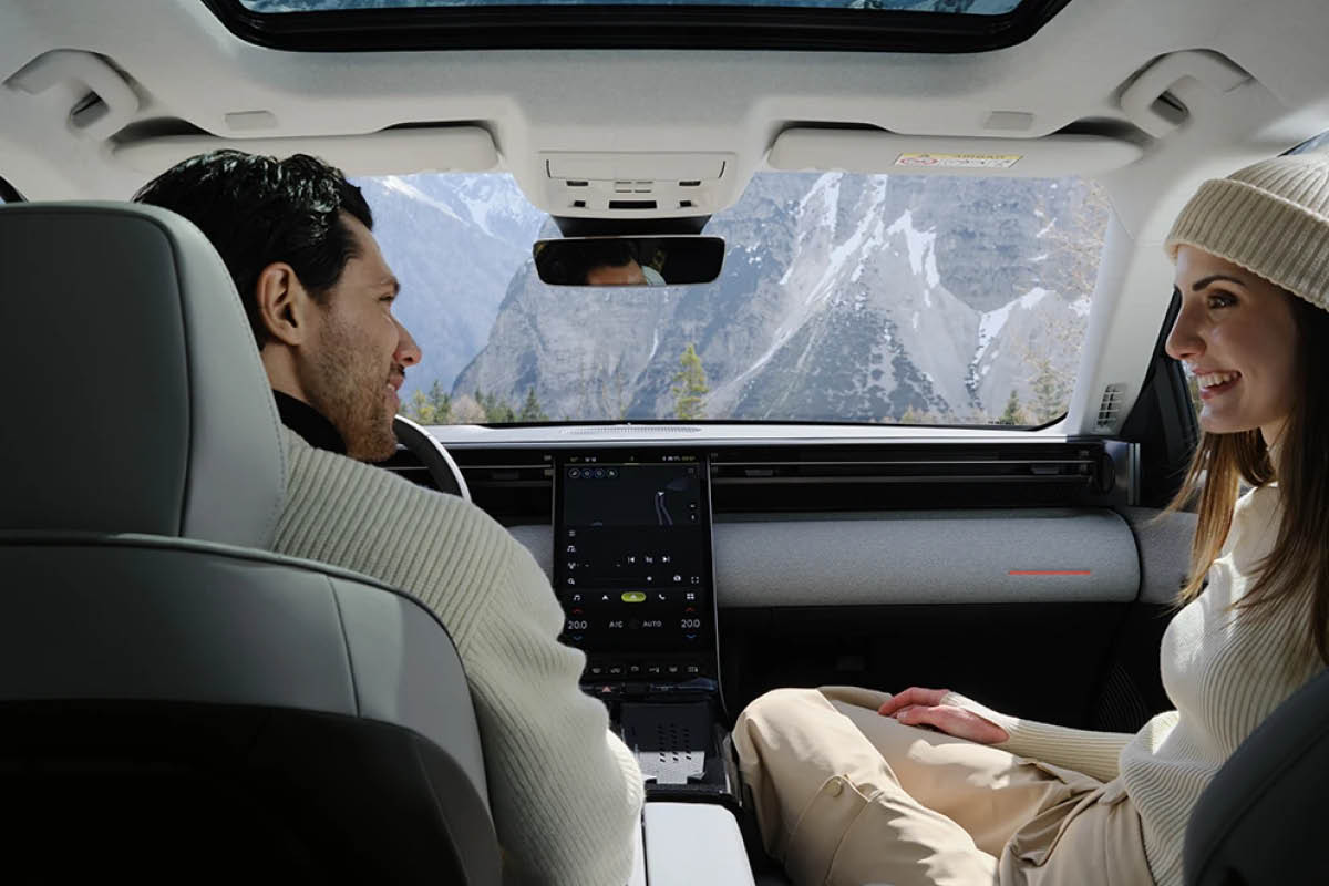 Mann und Frau sitzen im Citroën C5 Aircross vor dem Beckenpanorama.