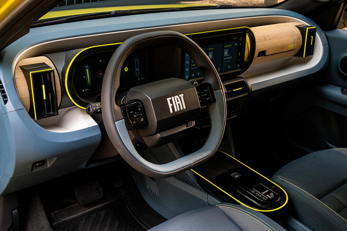 Bild zeigt das Cockpit des Fiat Grande Panda Hybrid