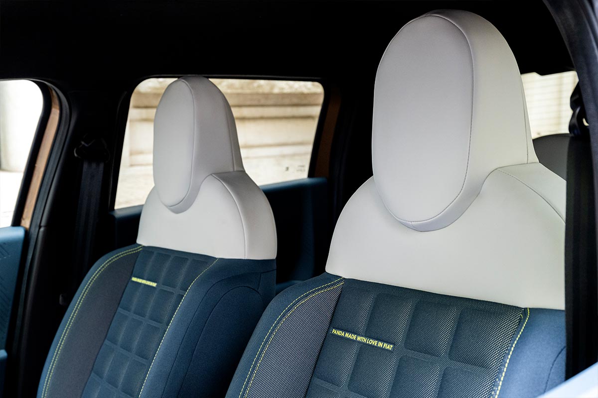 Bild zeigt die Sitze des Fiat Grande Panda Hybrid