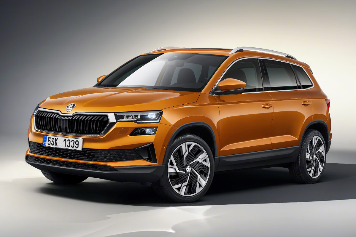 Škoda Karoq in Orange seitlich von vorne